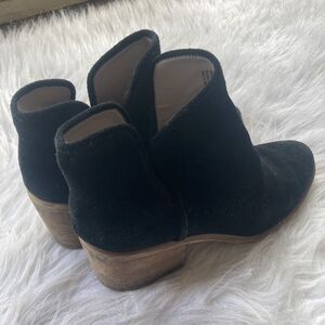 Hinge Sz 8M Booties Black Suede Leather Ankle Side Cut Out Womens Trendy Work